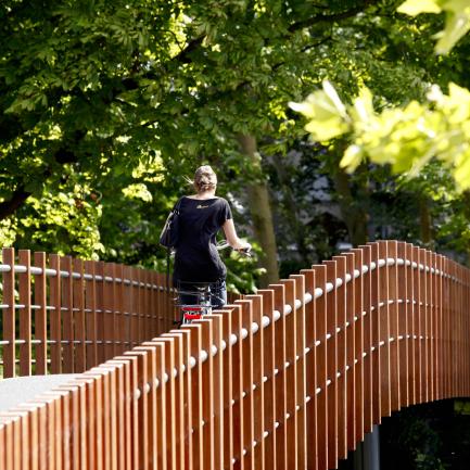 fiets voetgangersbrug met houten hekwerk Bureau Stoep