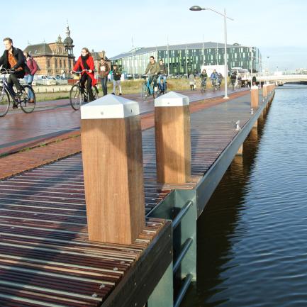 ladder on pier, jetty, jetty in canal Delft Bureau Stoep