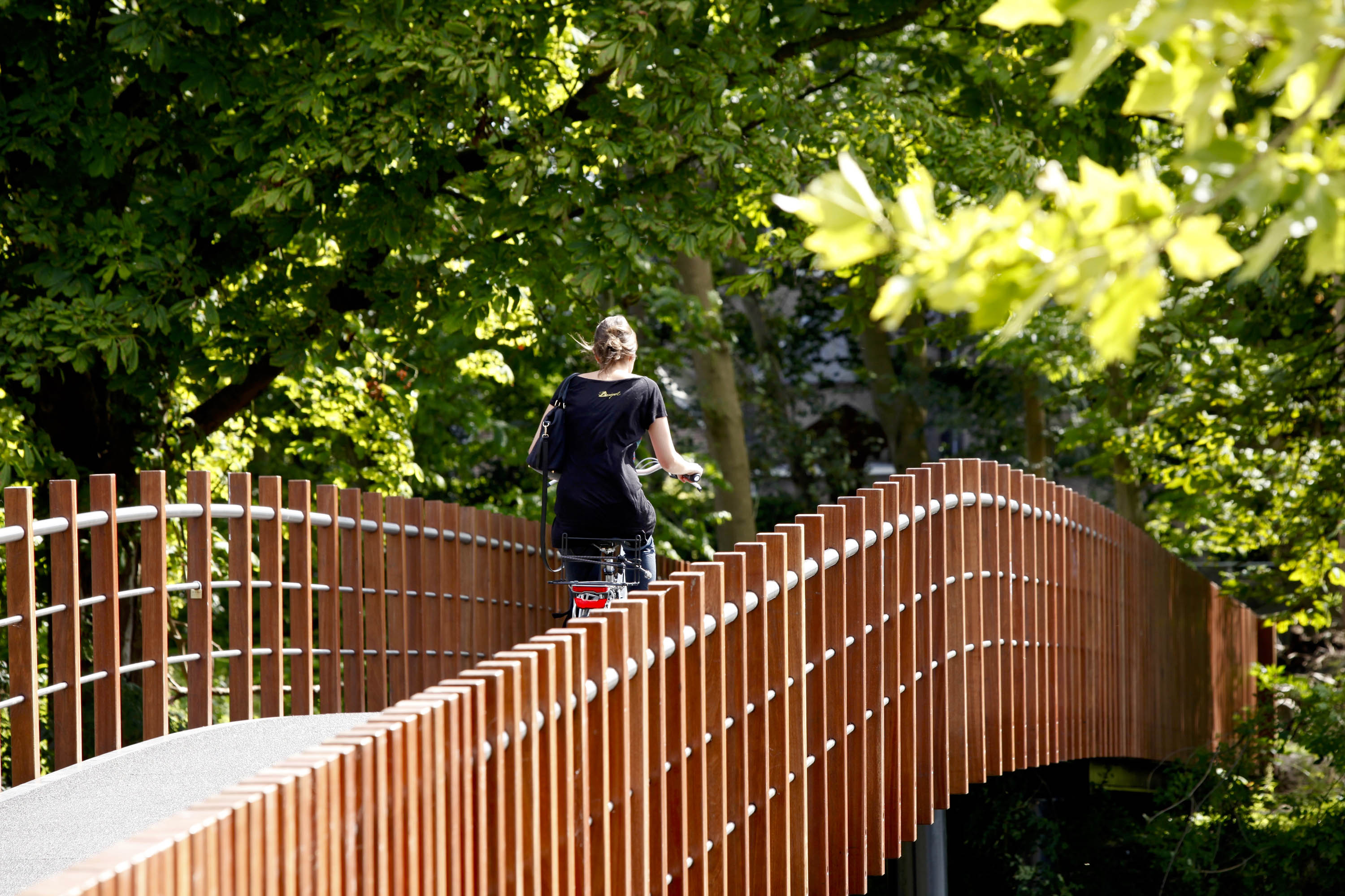 fiets voetgangersbrug met houten hekwerk Bureau Stoep