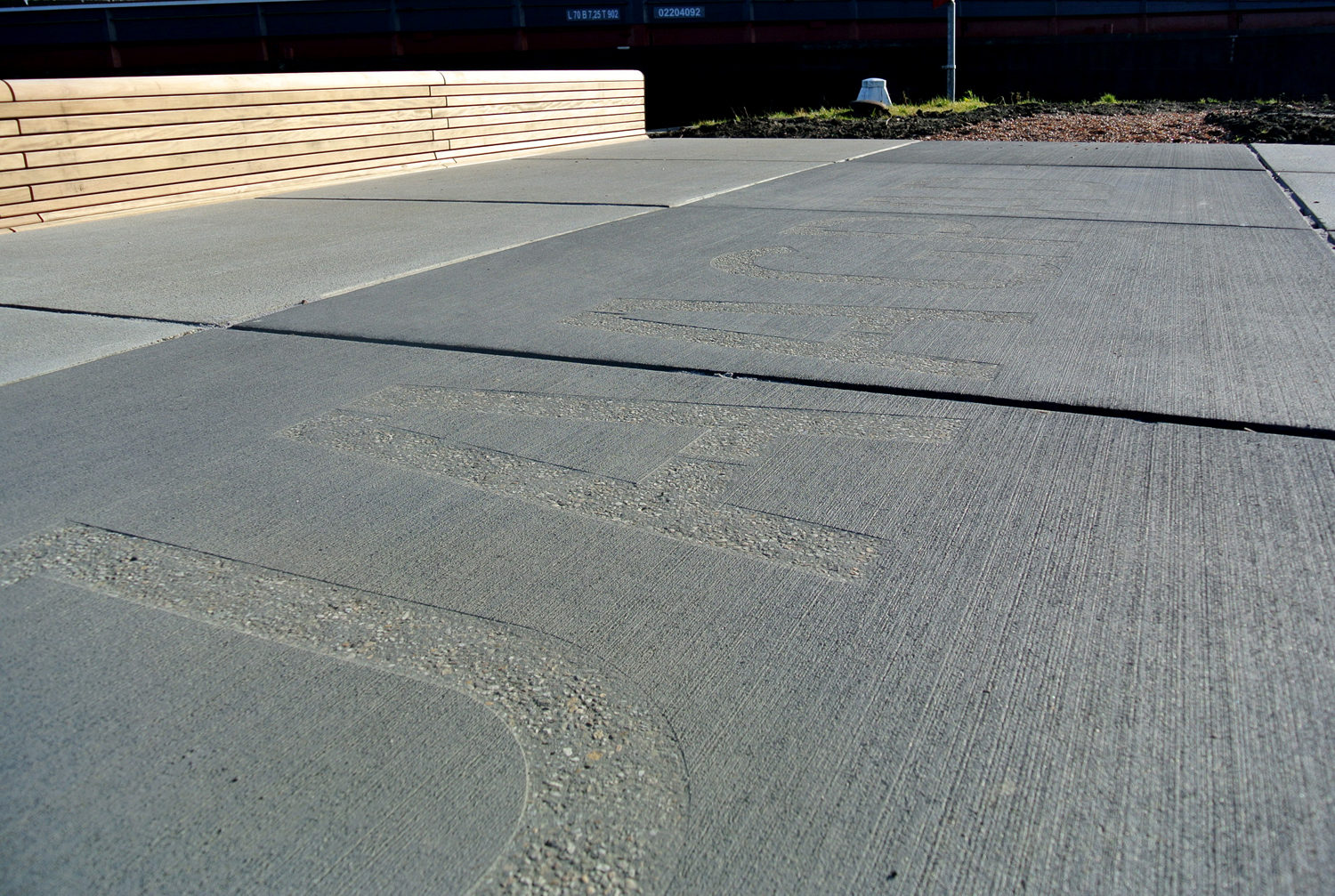 tekst stralen in beton Delft Bureau Stoep